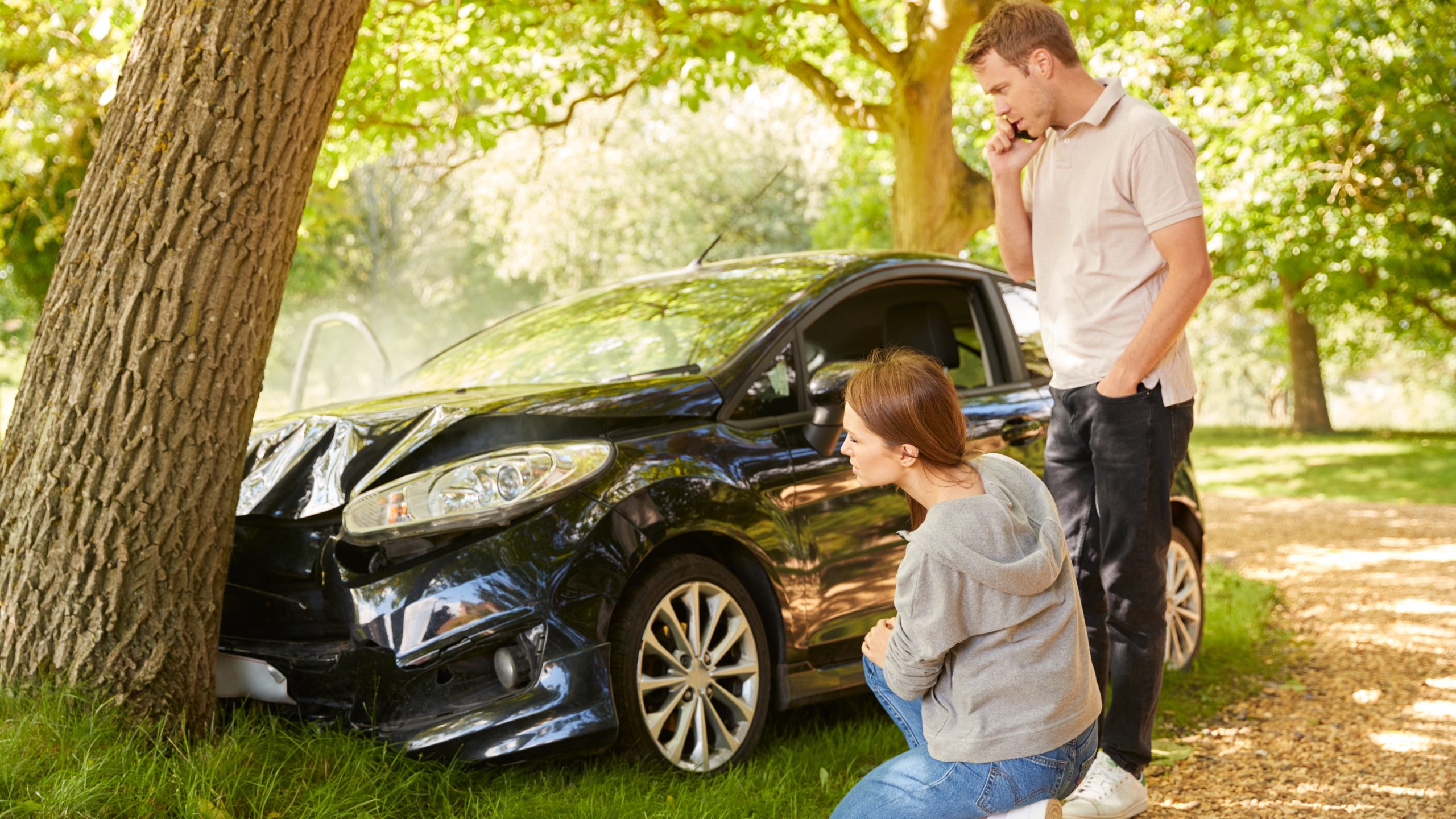 couple-next-to-car-crashed-into-tree-inspecting-ac-2024-10-19-06-20-06-utc (1)