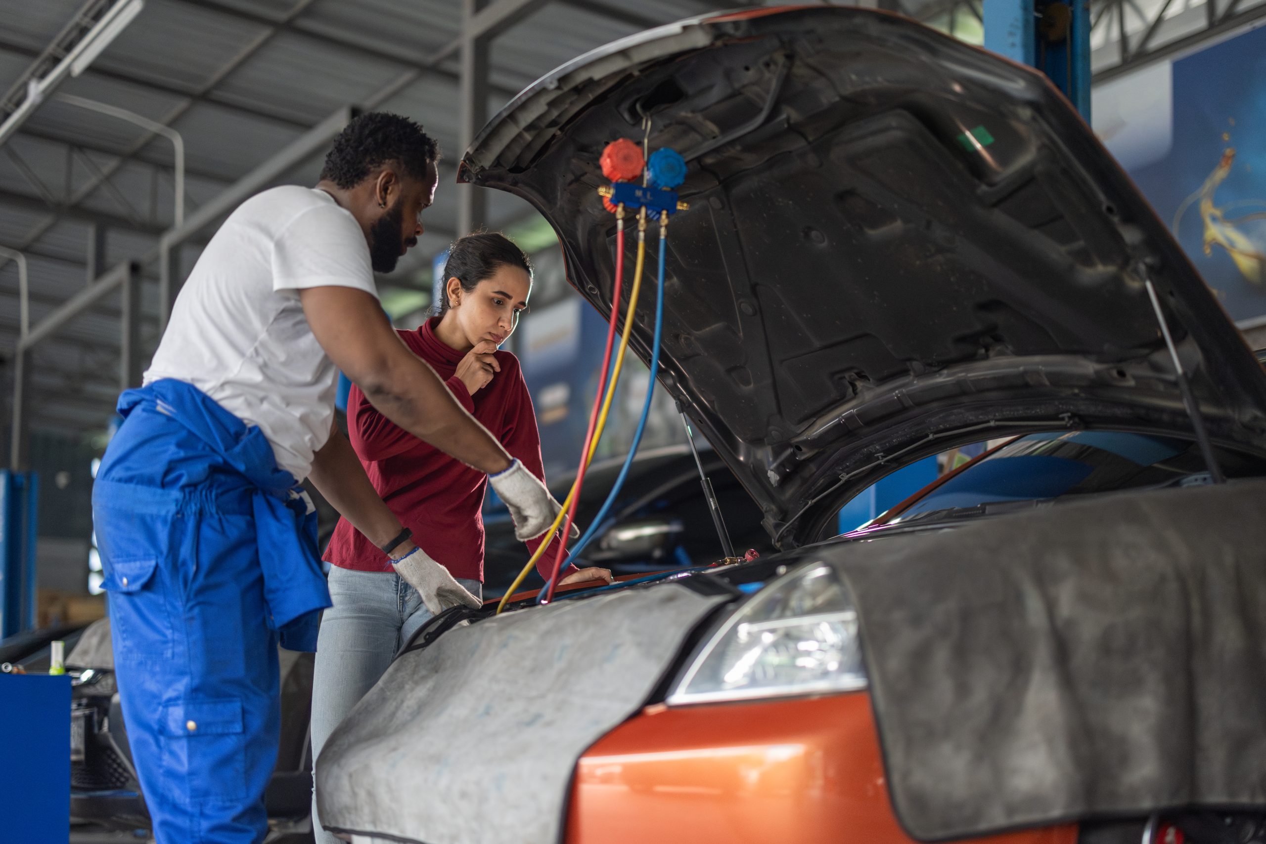 Car technician inspect, inform on complex issues, plans. Offer t